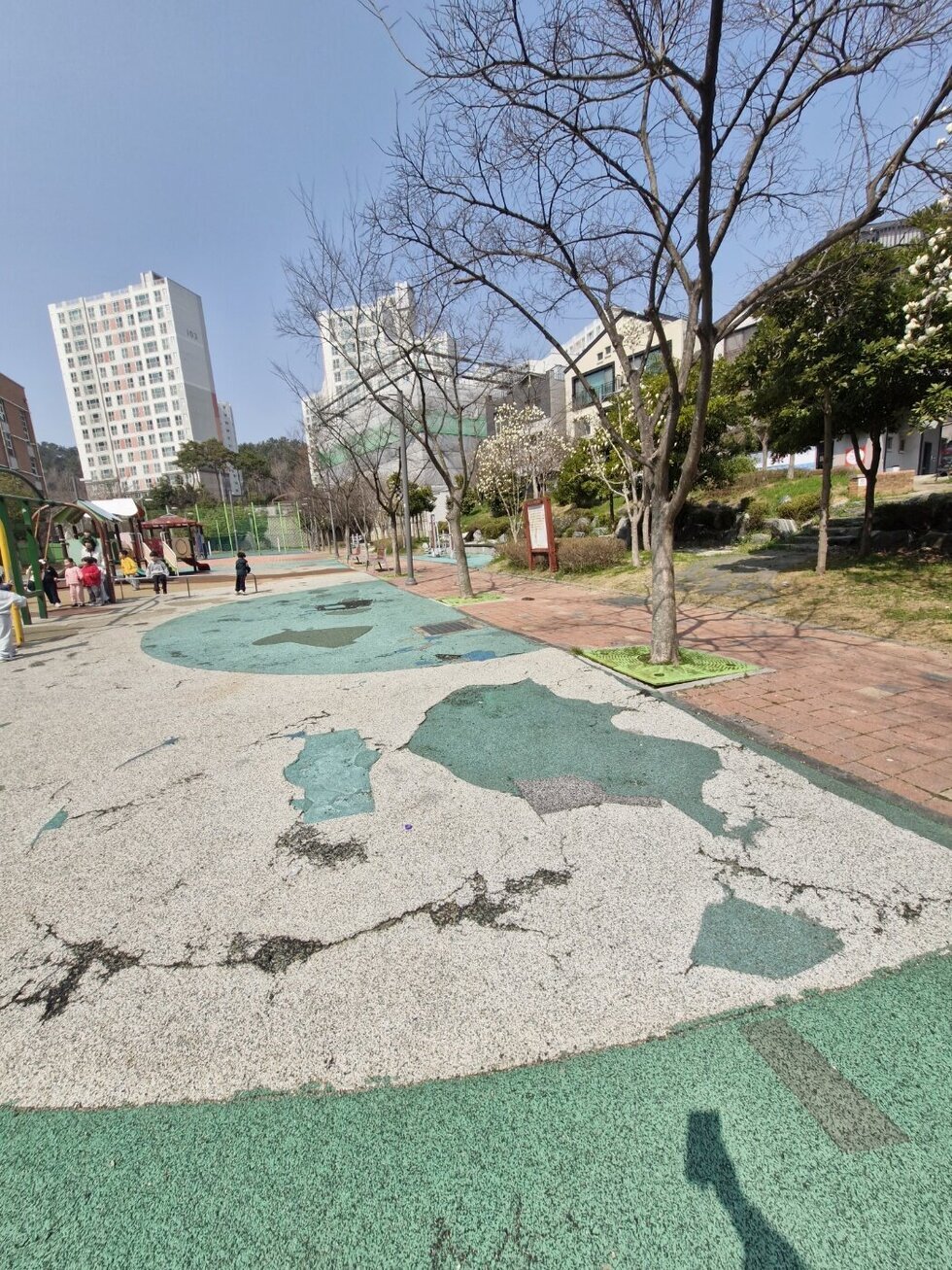 공원 바닥 상태