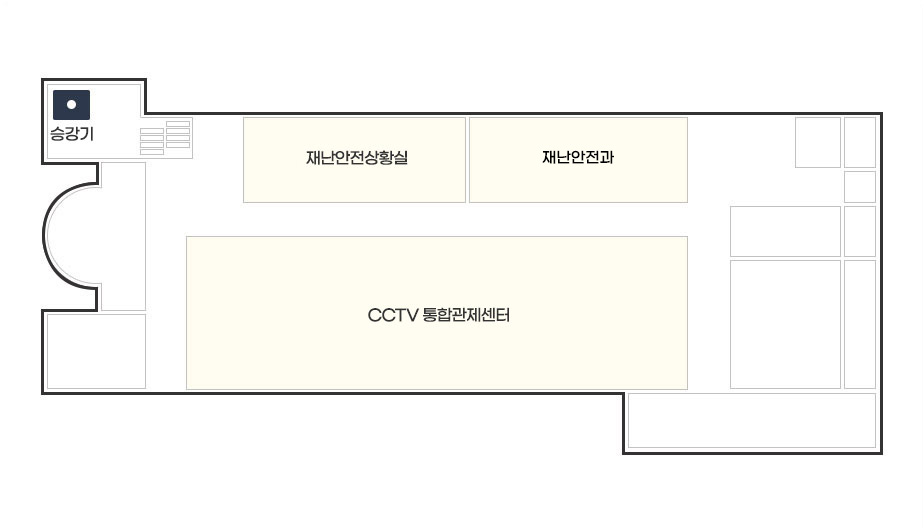 민원동 지상3층 청사안내도로 서쪽에 승강기가 위치해있으며 재난안전상황실,재난안전과가 나란히 위치해있고 맞은편 CCTV통합관제센터가 위치하고있다.