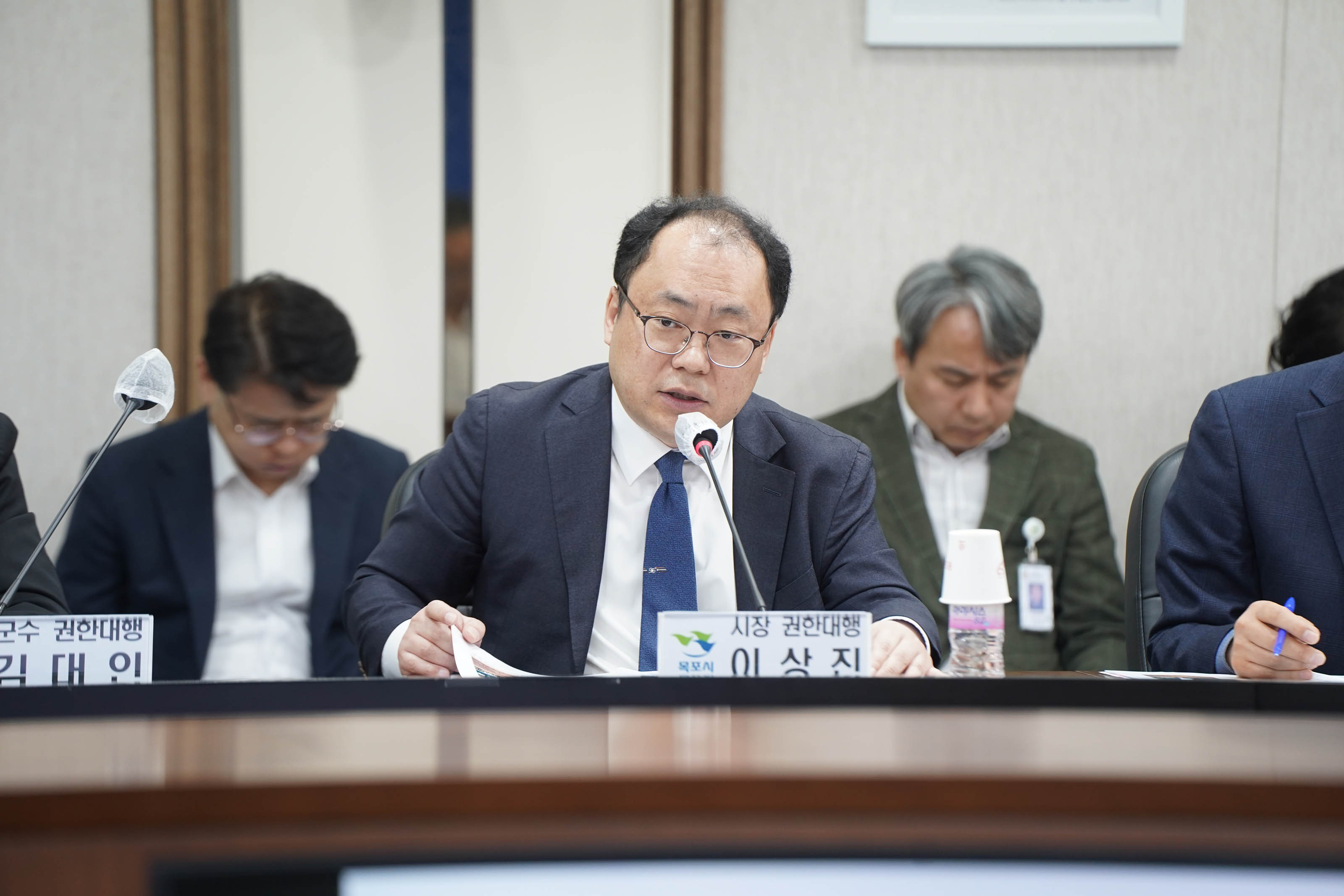 목포시장 권한대행 이상진이 '목포·신안 주요 현안 간담회'에서 발언하고 있는 모습.