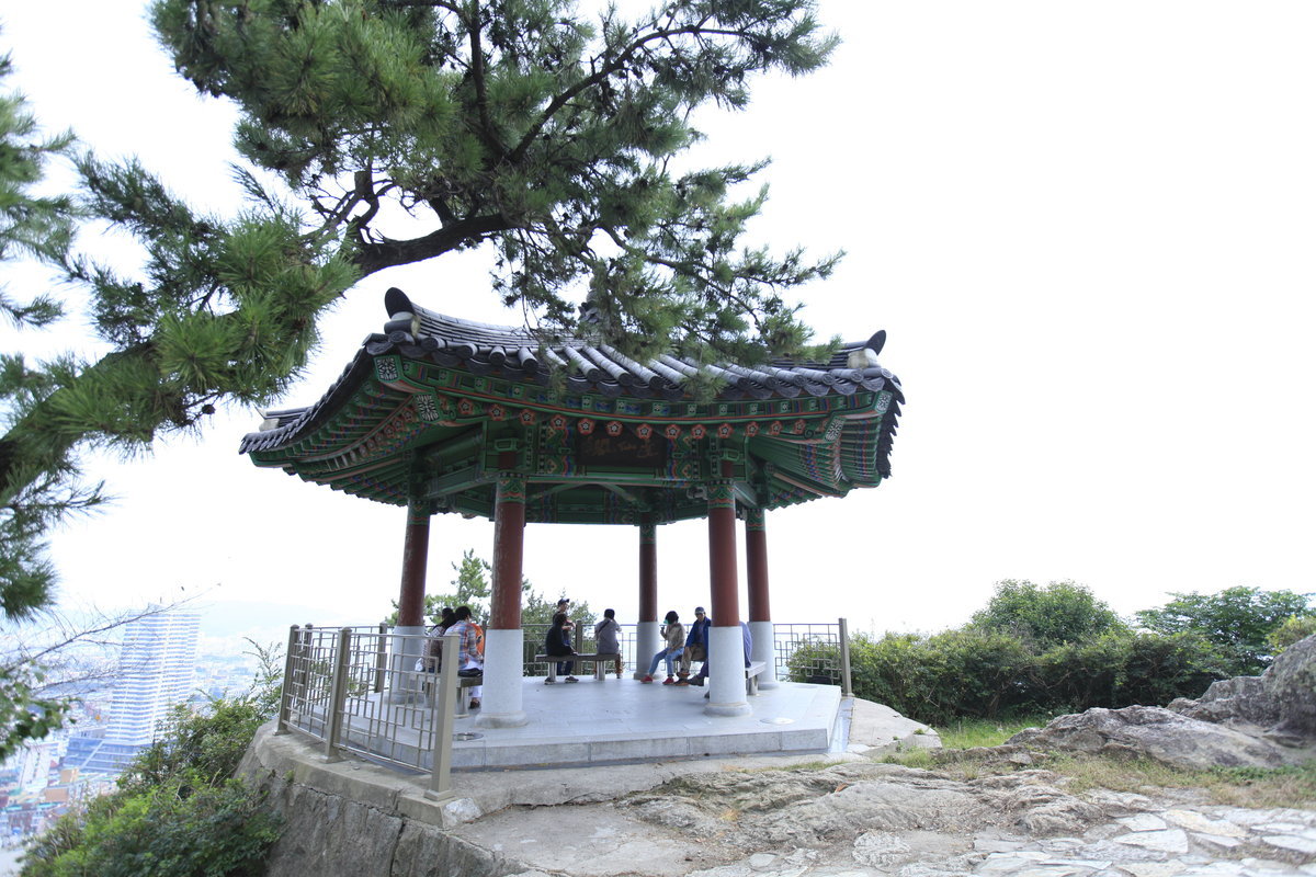 파란 하늘아래 유달산이 펼쳐져 있다