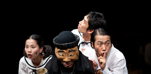 가면 쓰고 공연하는 모습