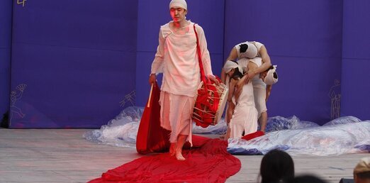 무대에서 북 연극을 하고 있는 모습