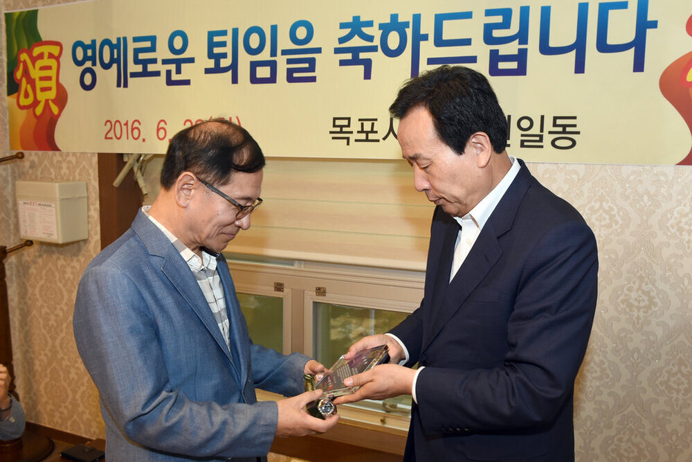 2016상반기정년퇴임공무원공적패수여01(2016,6,28,평화광장옆송죽일식).jpg