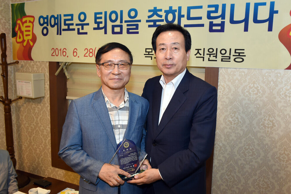 2016상반기정년퇴임공무원공적패수여02(2016,6,28,평화광장옆송죽일식).jpg