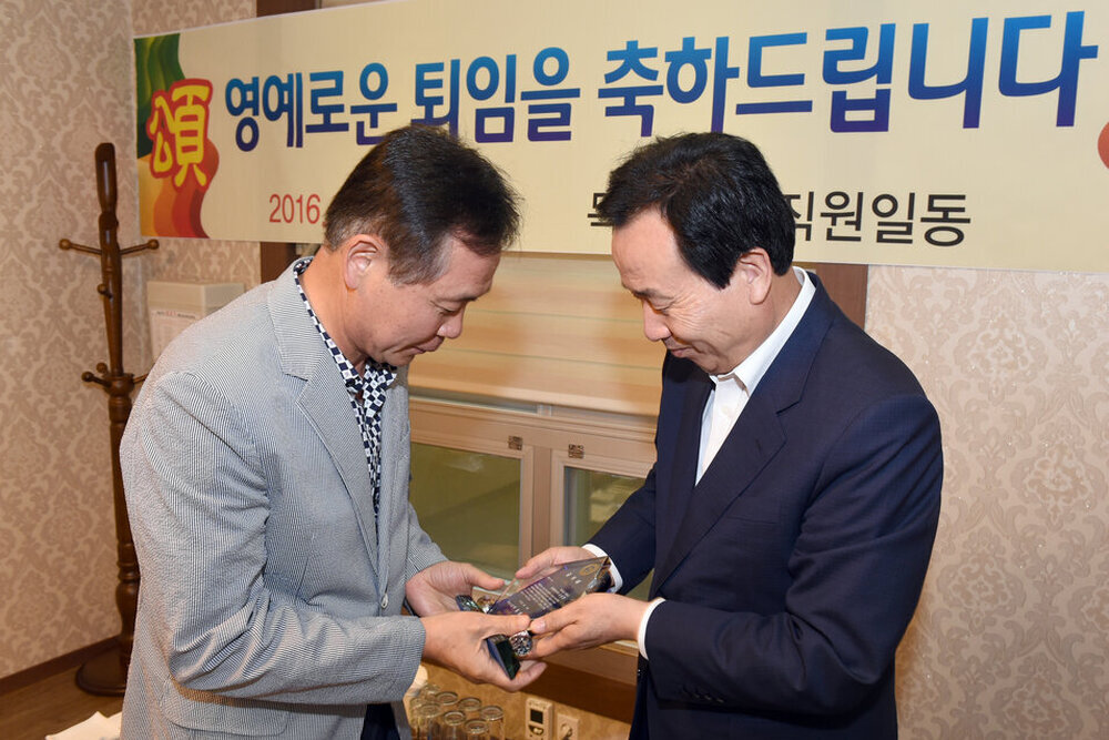 2016상반기정년퇴임공무원공적패수여03(2016,6,28,평화광장옆송죽일식).jpg