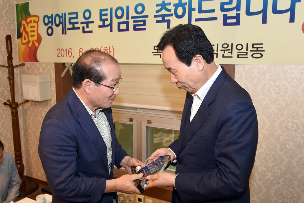 2016상반기정년퇴임공무원공적패수여05(2016,6,28,평화광장옆송죽일식).jpg