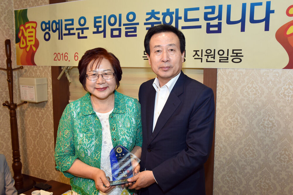 2016상반기정년퇴임공무원공적패수여13(2016,6,28,평화광장옆송죽일식).jpg