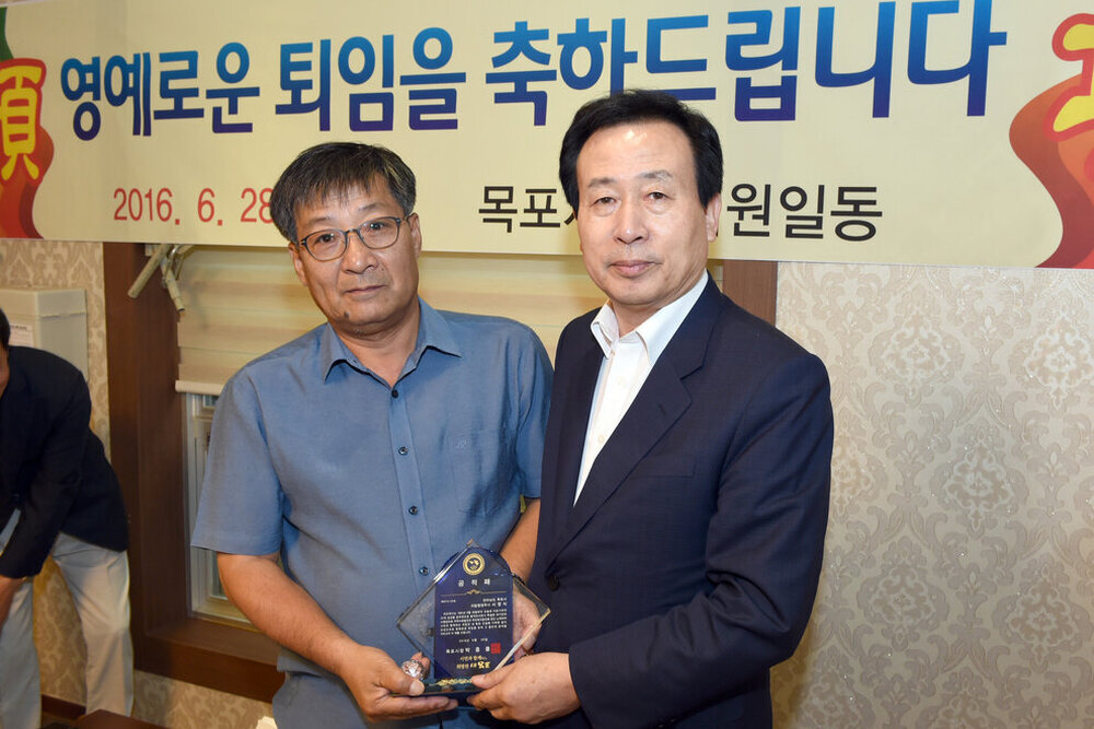 2016상반기정년퇴임공무원공적패수여15(2016,6,28,평화광장옆송죽일식).jpg