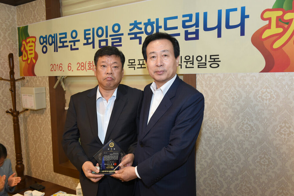 2016상반기정년퇴임공무원공적패수여17(2016,6,28,평화광장옆송죽일식).jpg