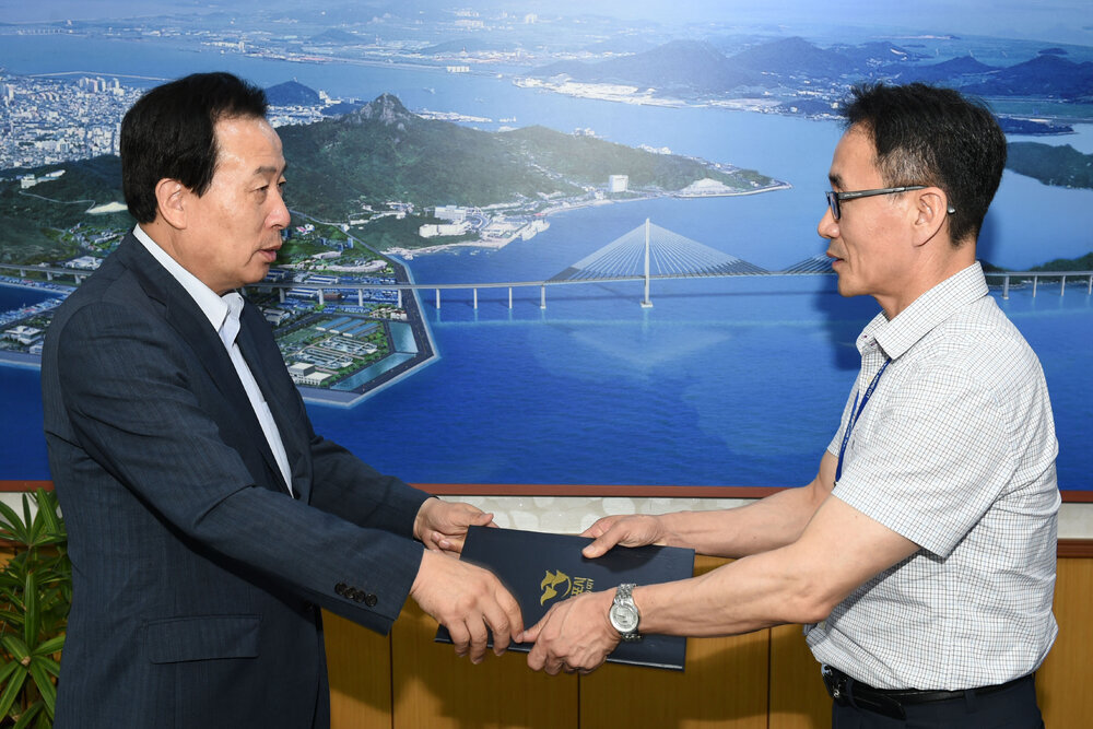 2016,7,18일자5급및6급전보임용장교부05(2016,7,18,시장실).jpg