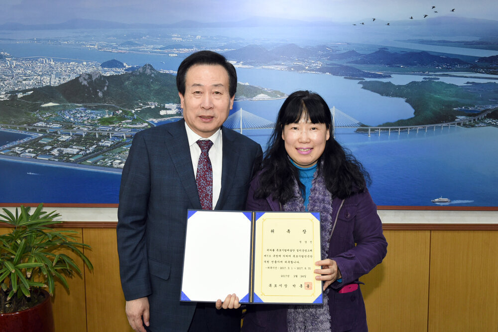 정경진목포시립연극단객원연축자위촉01(2017,2,24,시장실).jpg