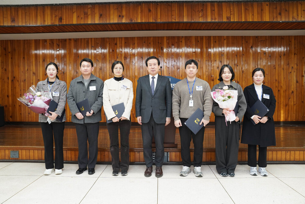 2월 정례조회에서 꽃다발과 상장을 들고 찍은 수상자 단체사진
