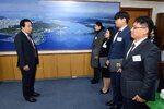 2017,11,17일자신규인용공무원임용장교부05(2017,11,17,시장실).jpg